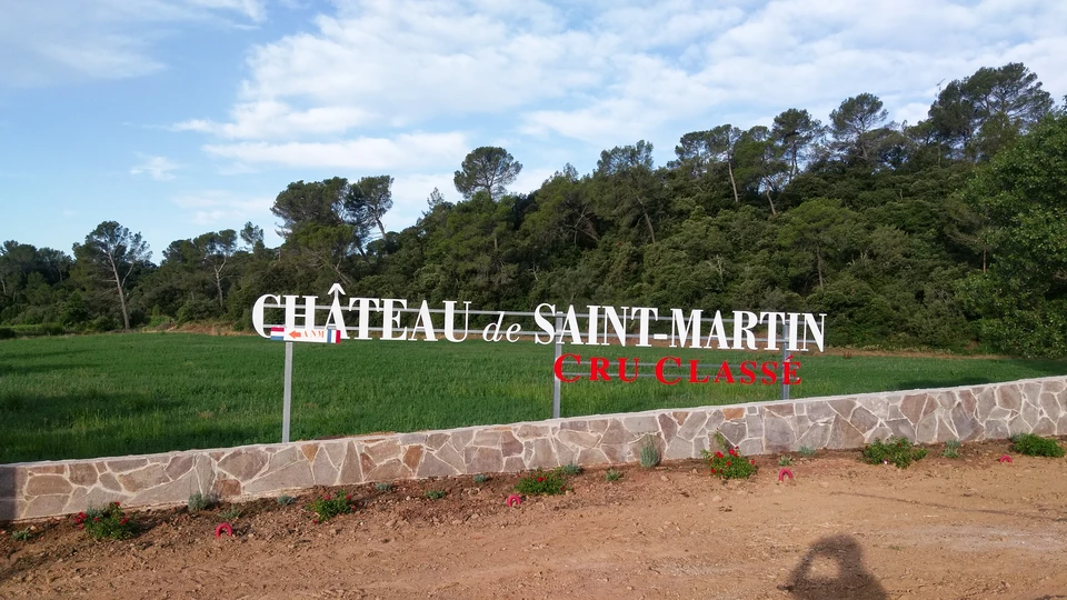 Extérieur avec collection de panneaux de signalisation routière montés sur poteaux métalliques